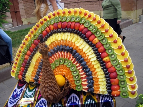 Festival masanın üzerine dilimleme meyve - inanılmaz fotoğraf fikirleri