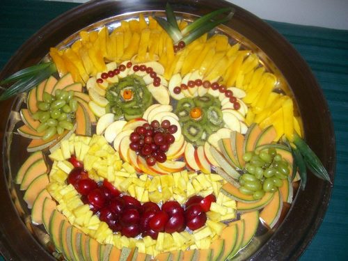 Festival masanın üzerine dilimleme meyve - inanılmaz fotoğraf fikirleri