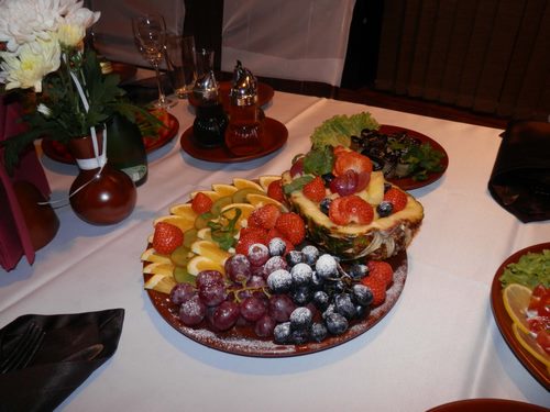 Festival masanın üzerine dilimleme meyve - inanılmaz fotoğraf fikirleri
