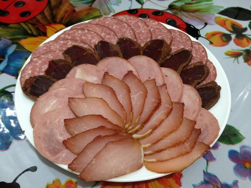 Dilimlenmiş orijinal sosis - fotoğraf fikirleri