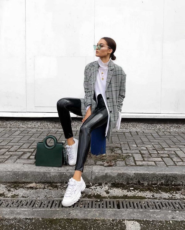 Spor ayakkabı 2025-2026 ile yay için en iyi fikirler: moda tandemlerin fotoğrafları