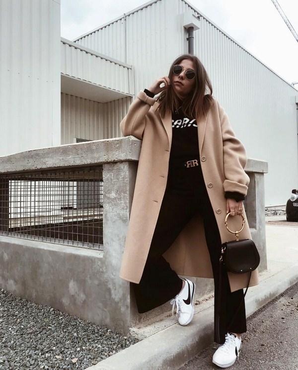 Spor ayakkabı 2025-2026 ile yay için en iyi fikirler: moda tandemlerin fotoğrafları