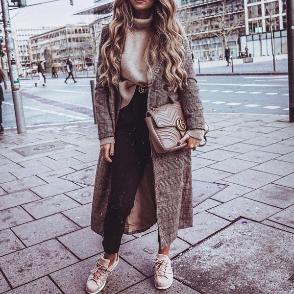 Spor ayakkabı 2025-2026 ile yay için en iyi fikirler: moda tandemlerin fotoğrafları