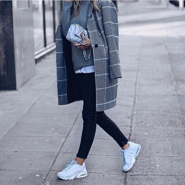 Spor ayakkabı 2025-2026 ile yay için en iyi fikirler: moda tandemlerin fotoğrafları