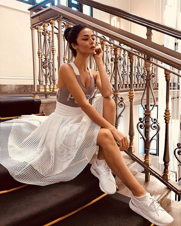 Spor ayakkabı 2025-2026 ile yay için en iyi fikirler: moda tandemlerin fotoğrafları