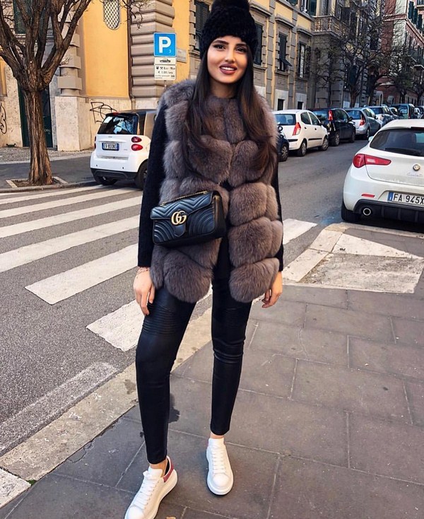 Spor ayakkabı 2025-2026 ile yay için en iyi fikirler: moda tandemlerin fotoğrafları