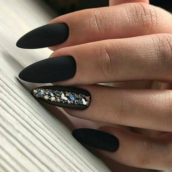 Lussuosa manicure nera 2025-2026 - tendenze della moda e novità