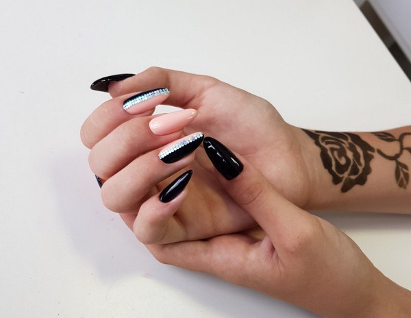 Lussuosa manicure nera 2025-2026 - tendenze della moda e novità