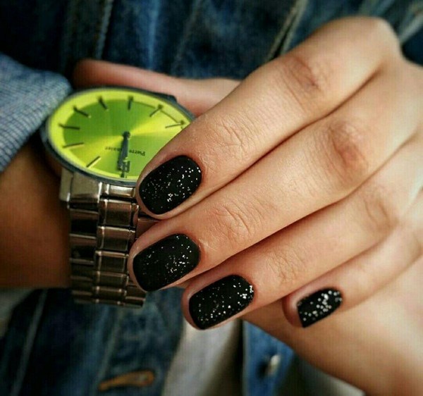 Lussuosa manicure nera 2025-2026 - tendenze della moda e novità