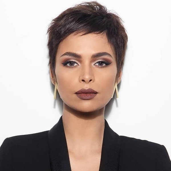 Coupes de cheveux créatives pour femmes 2025-2026 - Tendances des coupes de cheveux dans les designs à la mode